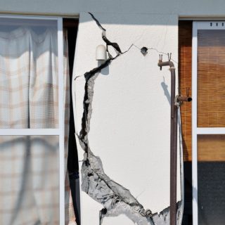 Жители пожаловались на потрескавшиеся стены после землетрясения