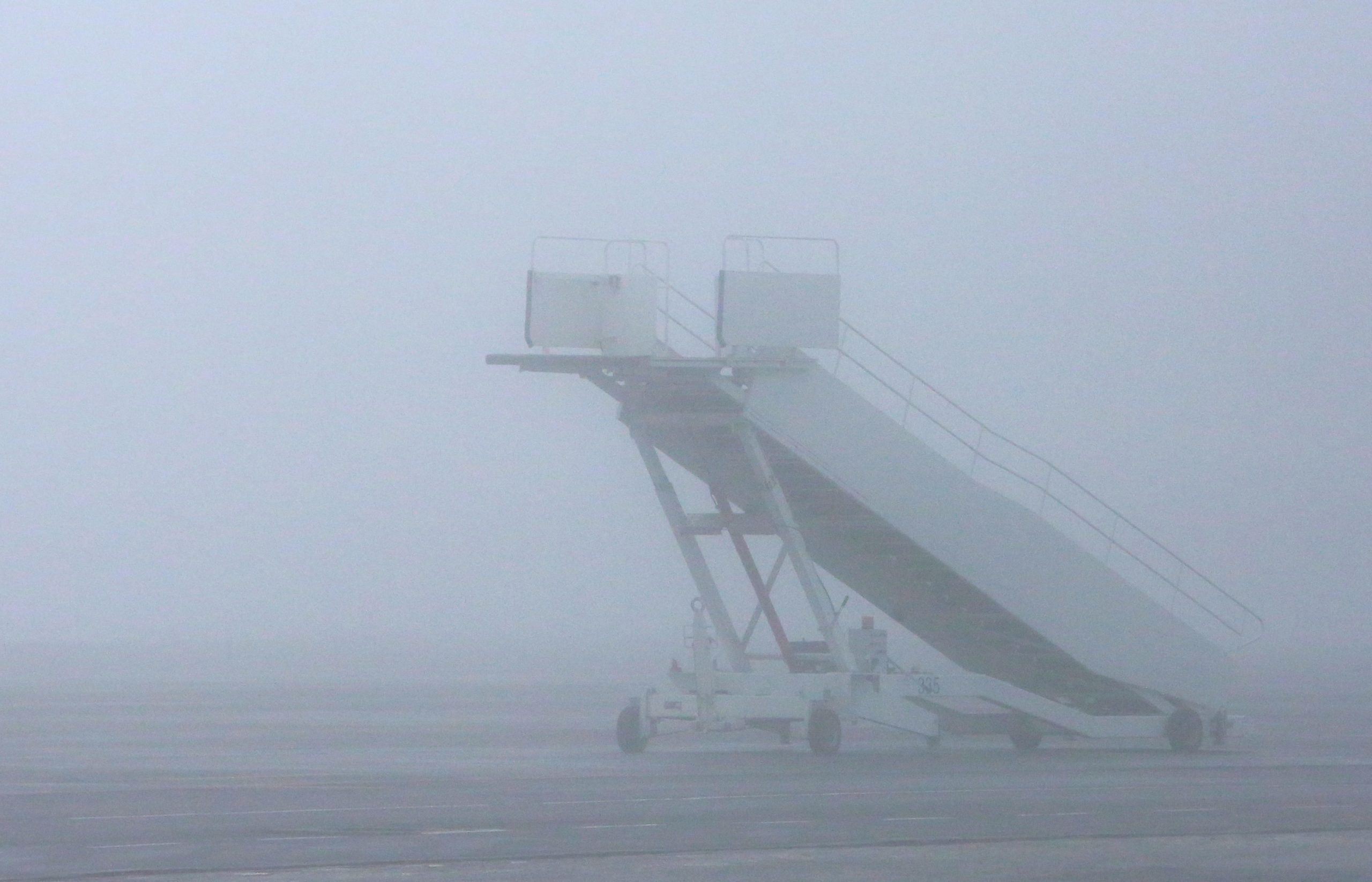 Аэропорт «Термез» ограничил свою работу из-за пыльной бури