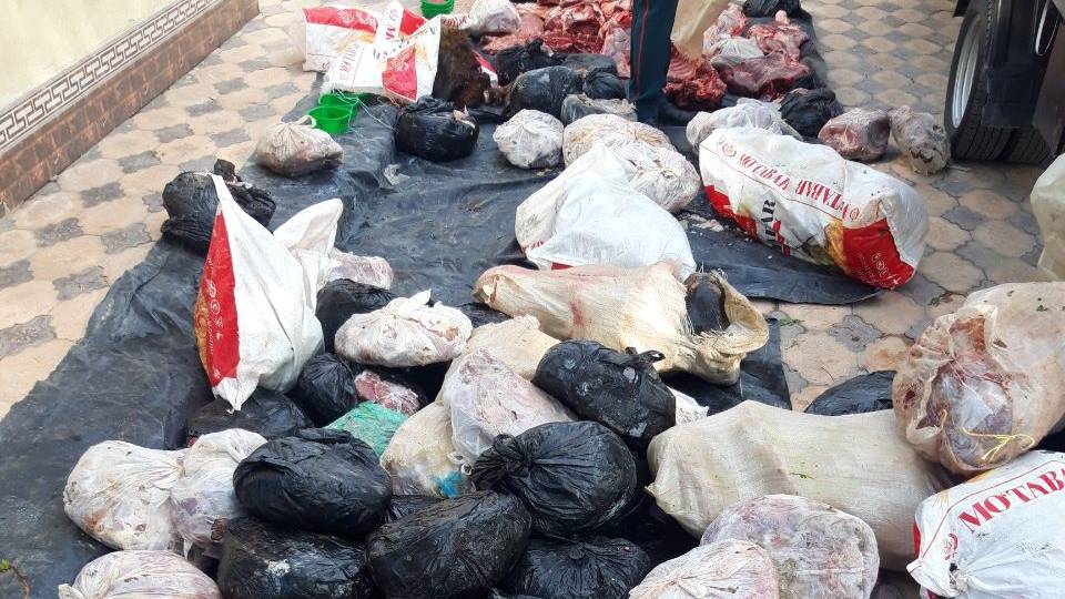 «Мясо с душком»: В Ташкент хотели привезти тонну тухлого мяса в мешках и пакетах