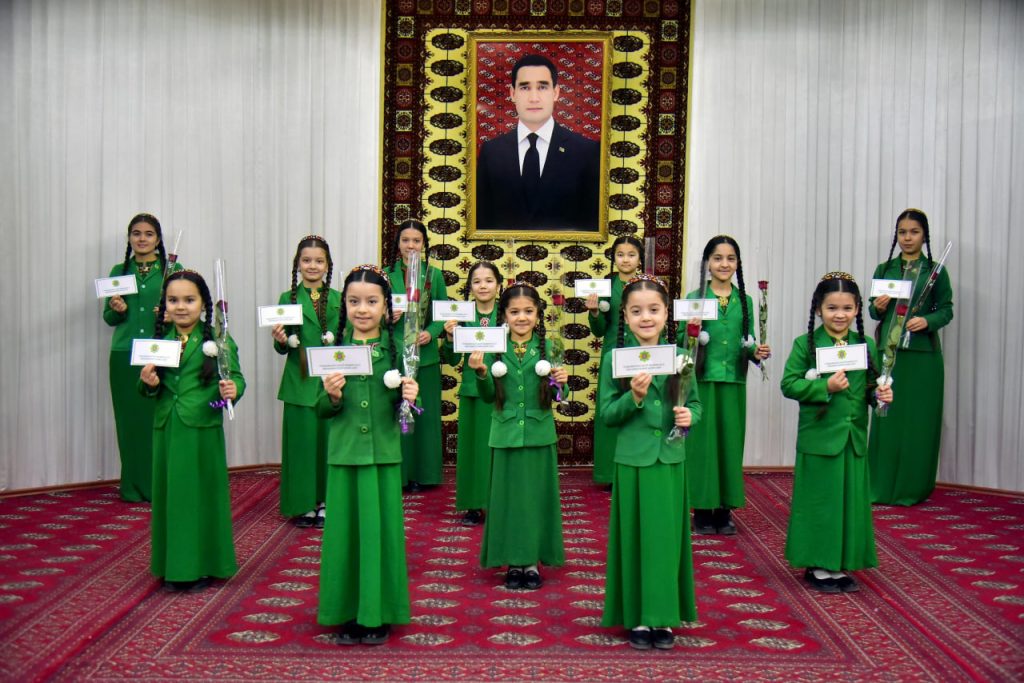 В Туркменистане женщины получат по три доллара в честь 8 марта