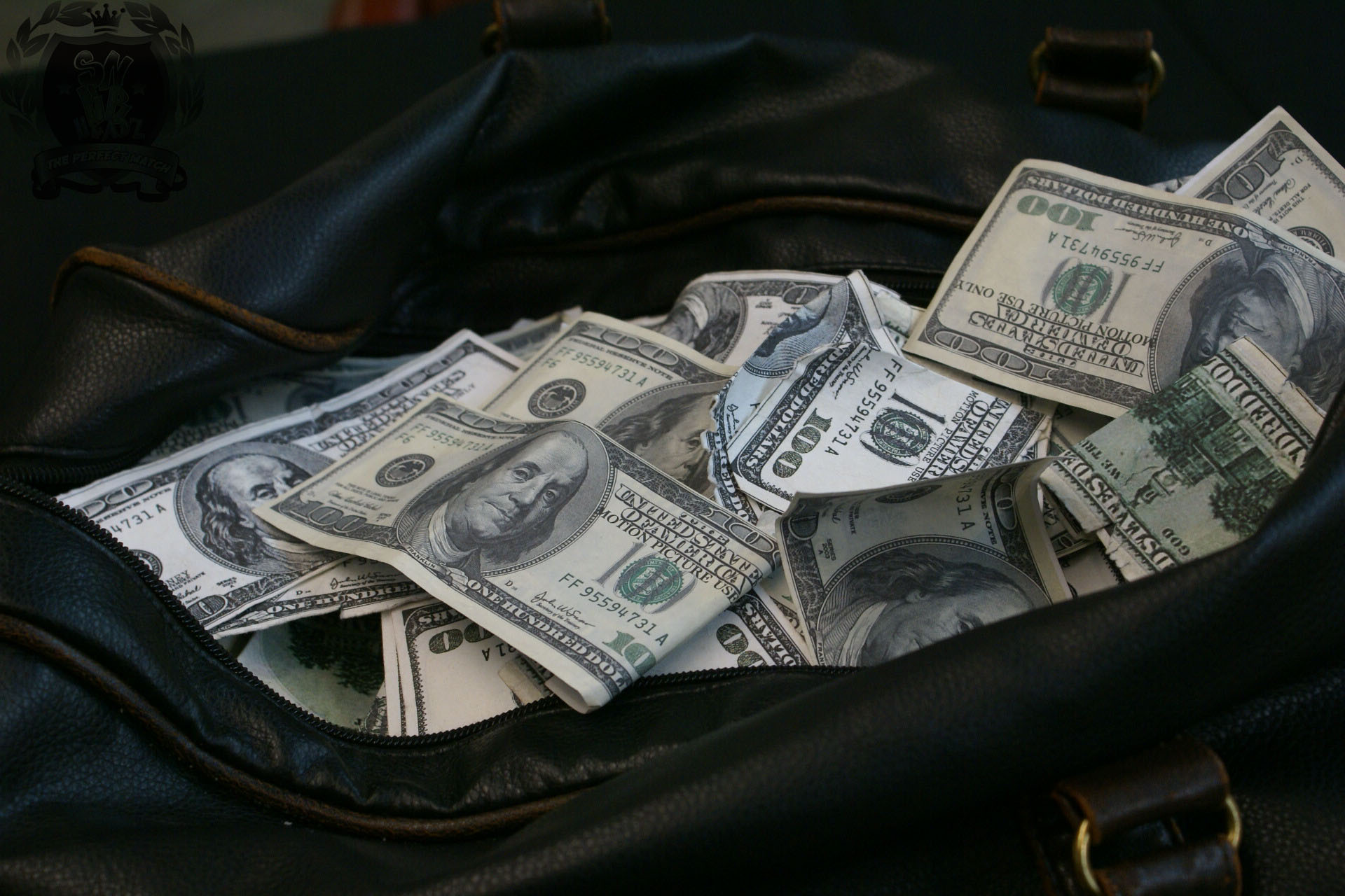 Россиянка хотела улететь в Ташкенте с сумкой, набитой долларами