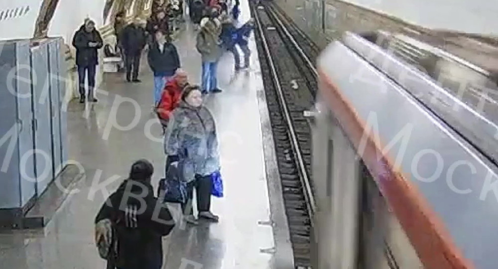 В московском метро подростка толкнули под поезд — видео
