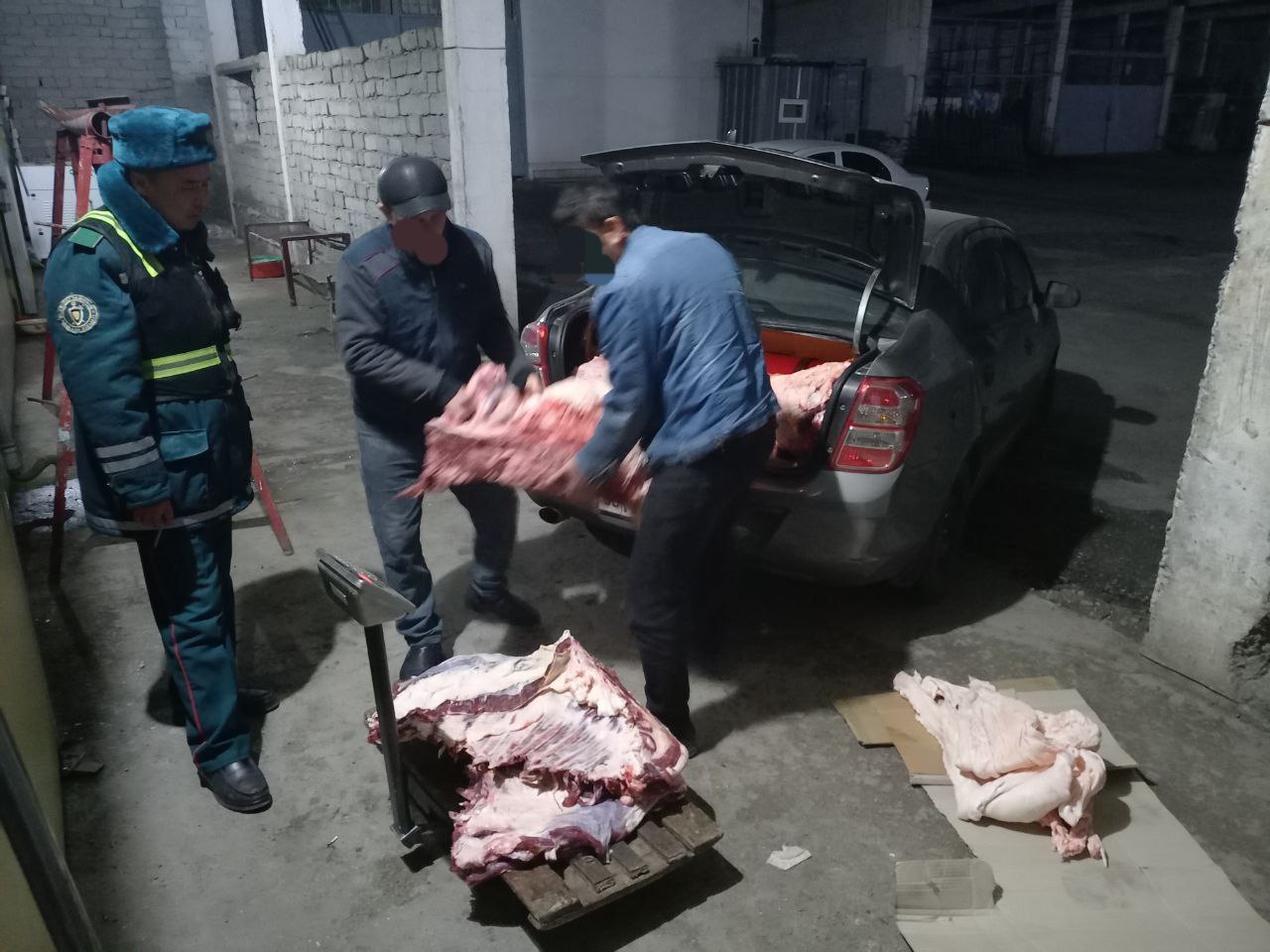 В Ташкент хотели привезти сотни килограммов неизвестного мяса