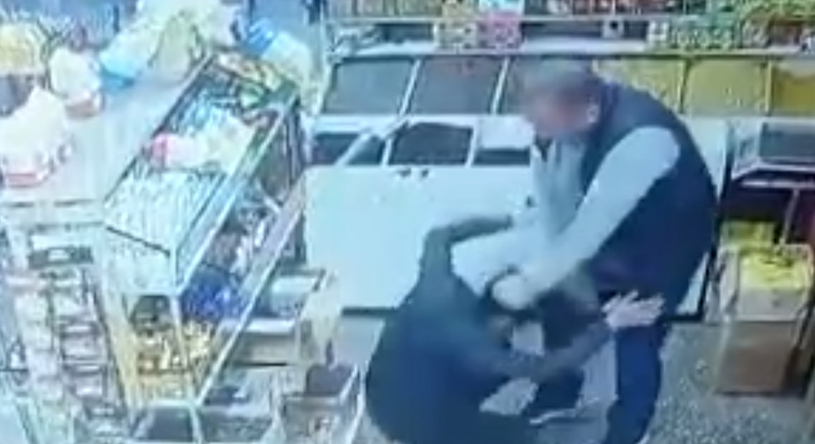 Мужчина жестоко избил и оттаскал за волосы подростка в магазине — видео