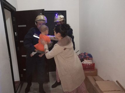 В Фергане спасатели вызволили запертую в квартире девочку