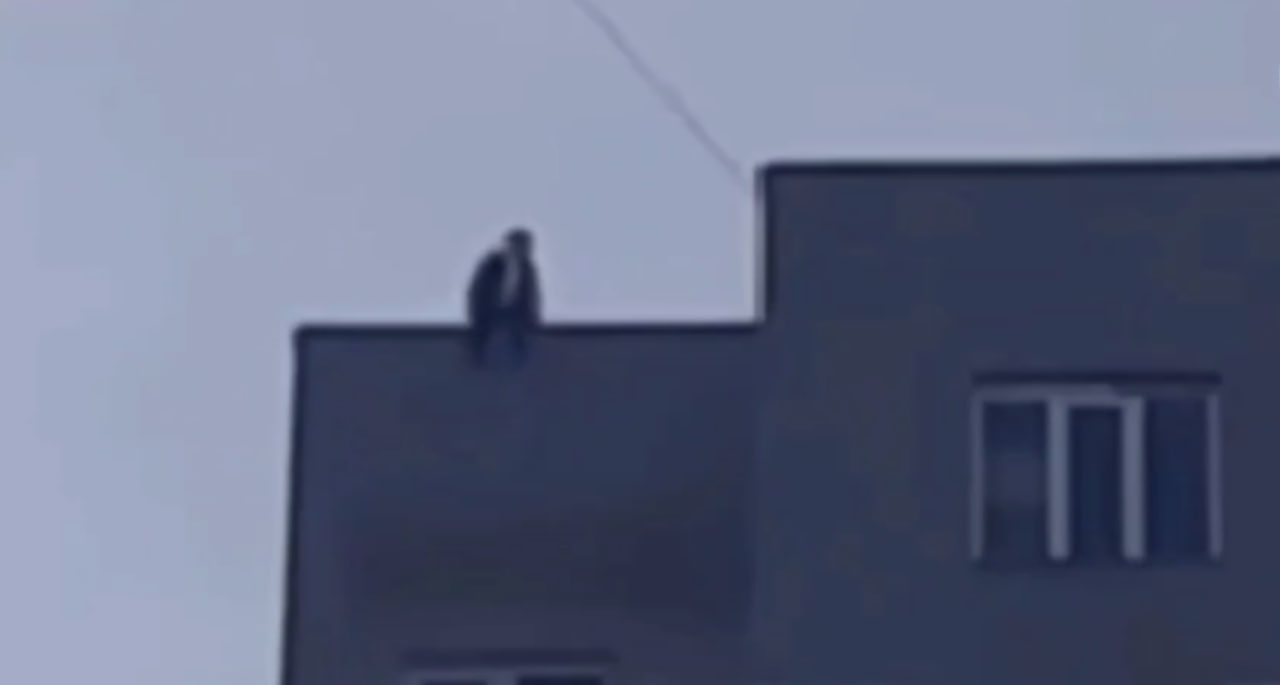Школьница после ссоры с отчимом поднялась на крышу, чтобы покончить с собой — видео