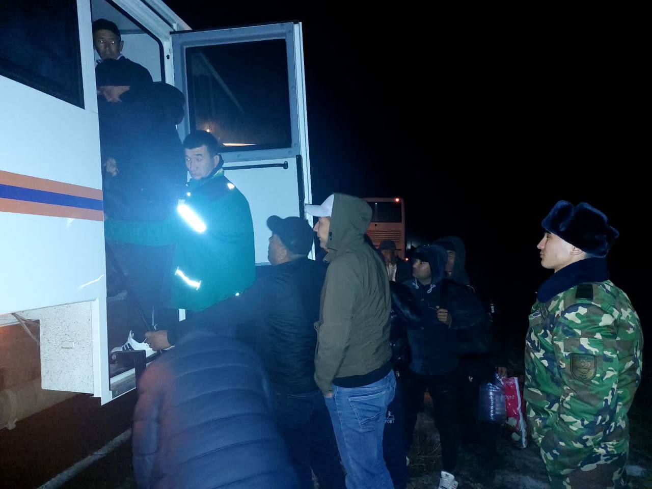 В Казахстане спасли десятки застрявших в заглохнувшем автобусе узбекистанцев
