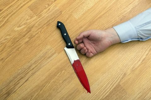 В Андижане мужчина решил свести счеты с жизнью и ударил себя ножом