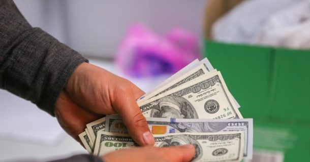 В Узбекистане упали курсы валют