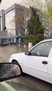 «Мы не едем, мы плывем», — автомобилисты о дорогах Ташкента после дождя