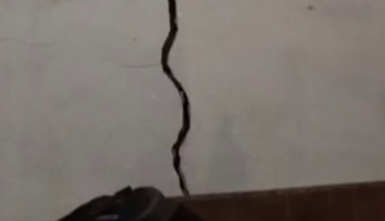 Жители пожаловались на потрескавшиеся стены после землетрясения — видео