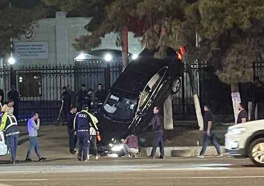 В Ташкенте автомобиль вылетел с дороги и «залетел» на дерево — видео