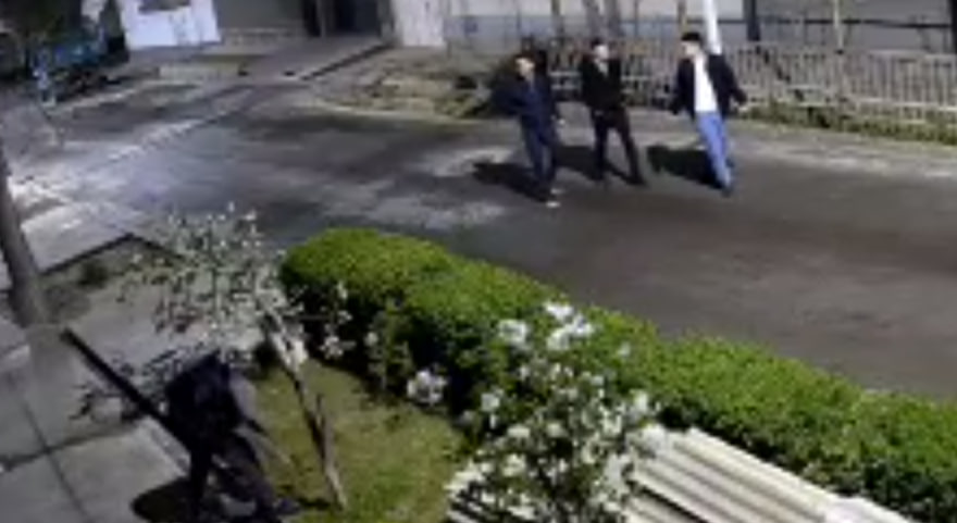 Десятки парней попались на камеру при поиске закладок — видео