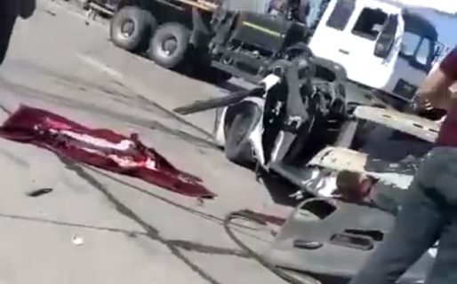 В Каракалпакстане грузовик врезался в Cobalt и снес часть автомобиля — видео