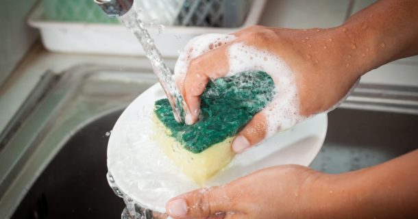 Как обезопасить себя при мытье посуды?
