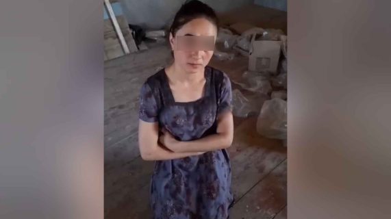 Женщина поставила на колени любовницу своего мужа — видео