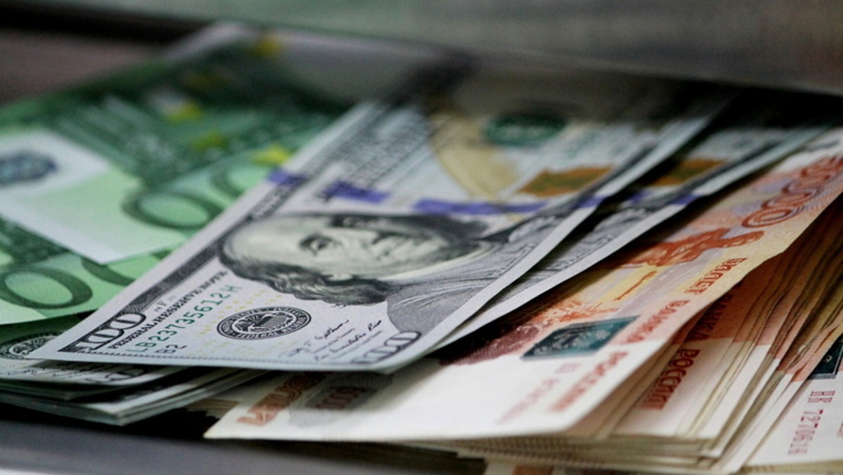 Курсы доллара, евро и рубля пошли на спад