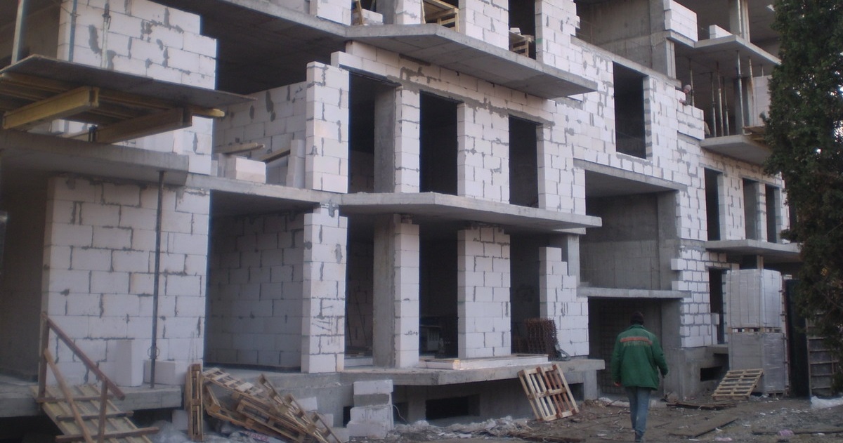 В Ташкенте пьяный строитель упал с третьего этажа — видео