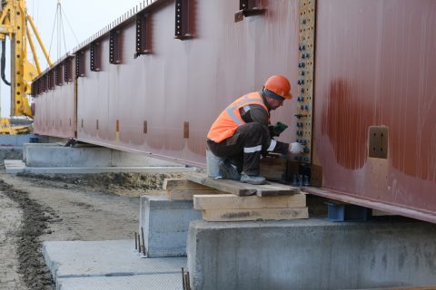 Работники мостостроительного предприятия пожаловались на долгую задержку зарплат