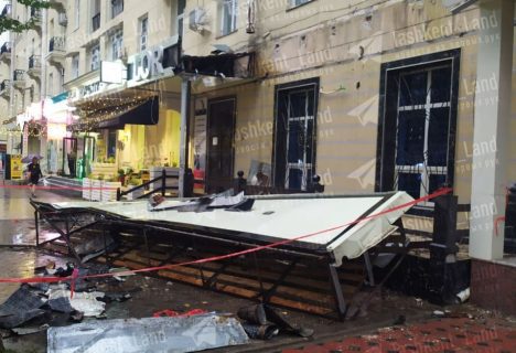 В центре Ташкента на тротуар рухнул навес частной клиники