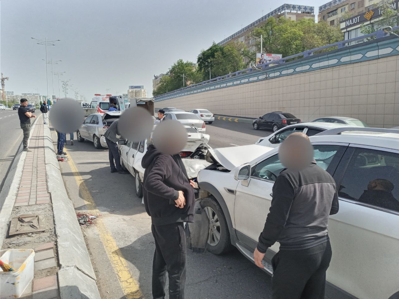 В Ташкенте произошло крупное ДТП с участием четырех автомобилей