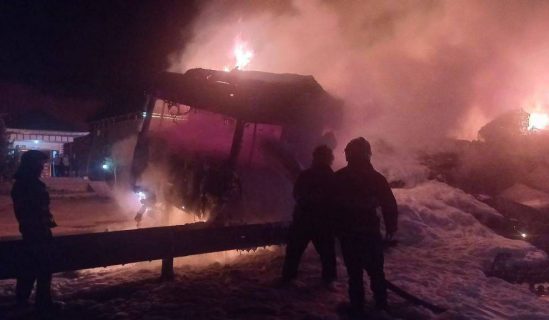 В Бухарской области грузовик врезался в железное ограждение и загорелся