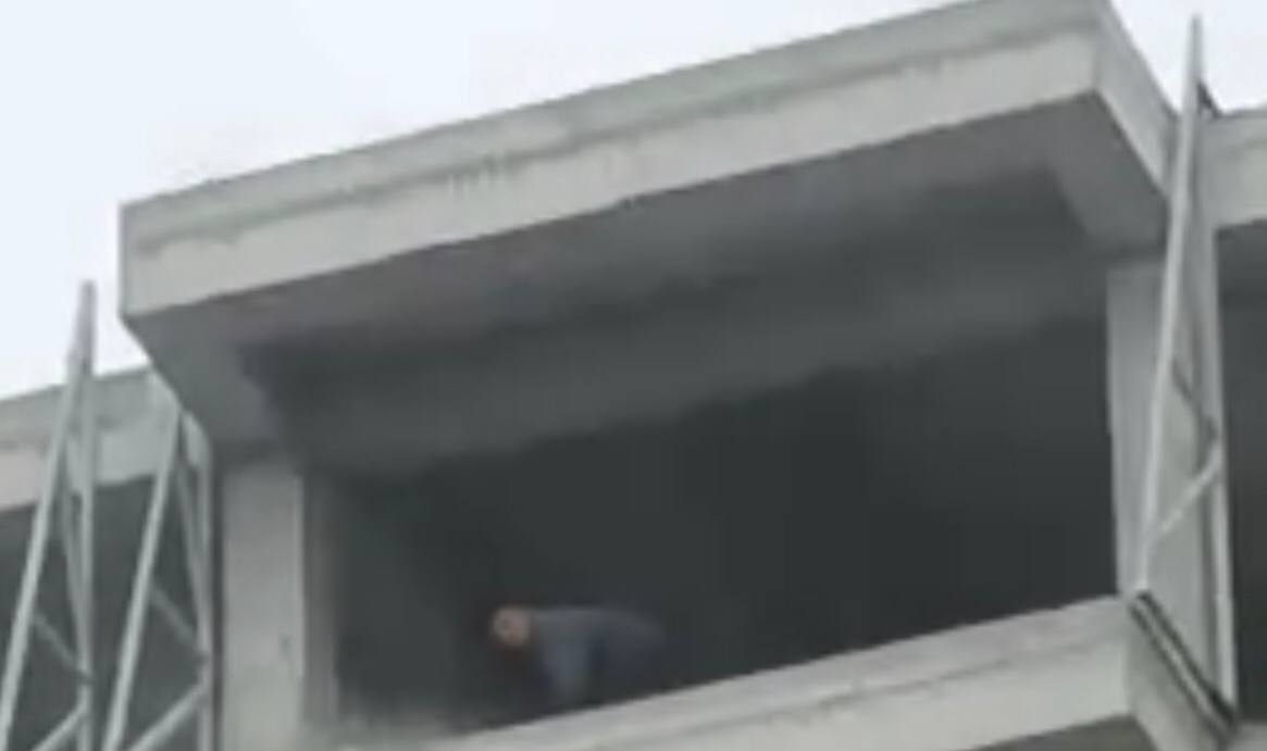 В Ташкенте рабочие сбрасывают мусор с верхних этажей новостройки — видео