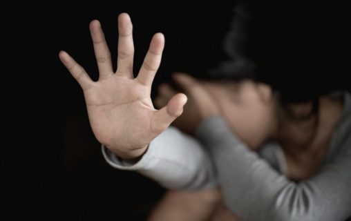 В Ургенче одиннадцать мужчин участвовали в групповом изнасиловании несовершеннолетней