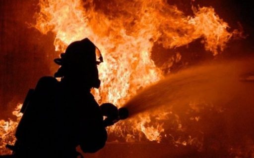 В Навоийской области вспыхнул пожар в трехэтажном ТЦ со стройматериалами — видео 
