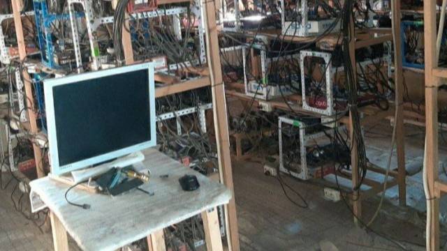В Бухаре мужчина решил помайнить криптовалюту у себя в подвале