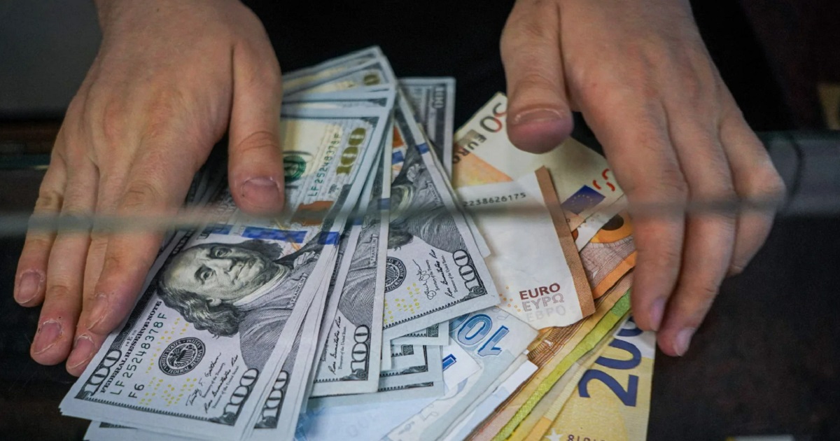 Доллар, рубль и евро подорожают с понедельника