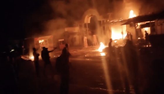 В Кашакадарье ночной пожар охватил рынок: два магазина полностью выгорели — видео