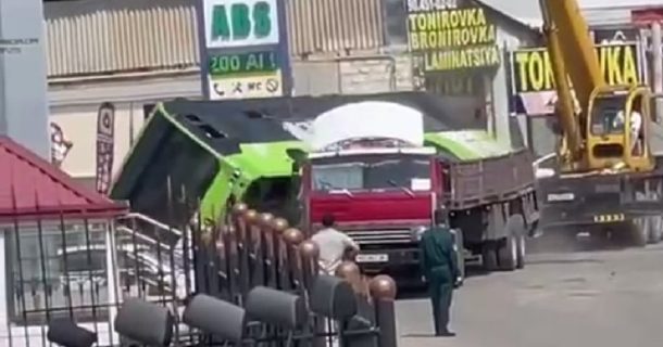 В Самарканде уронили автобус — видео
