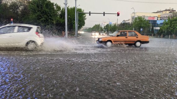 Подтопленное метро и дороги: Ташкент вновь потонул после прихода дождей — видео