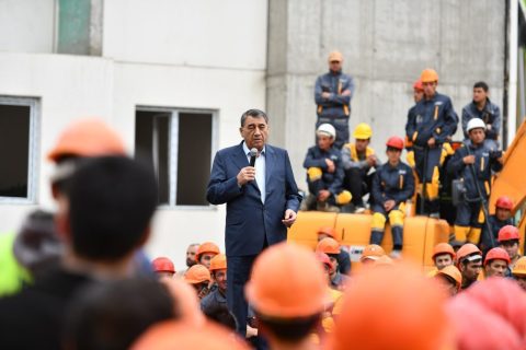 В Ташкенте состоялся митинг-концерт для строителей в поддержку конституции
