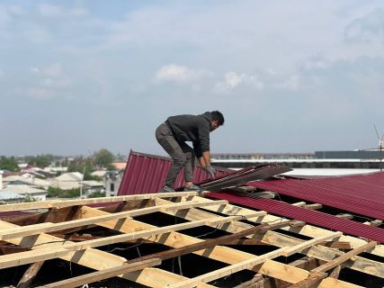 В Ташкенте ветер сорвал крышу одного из домов