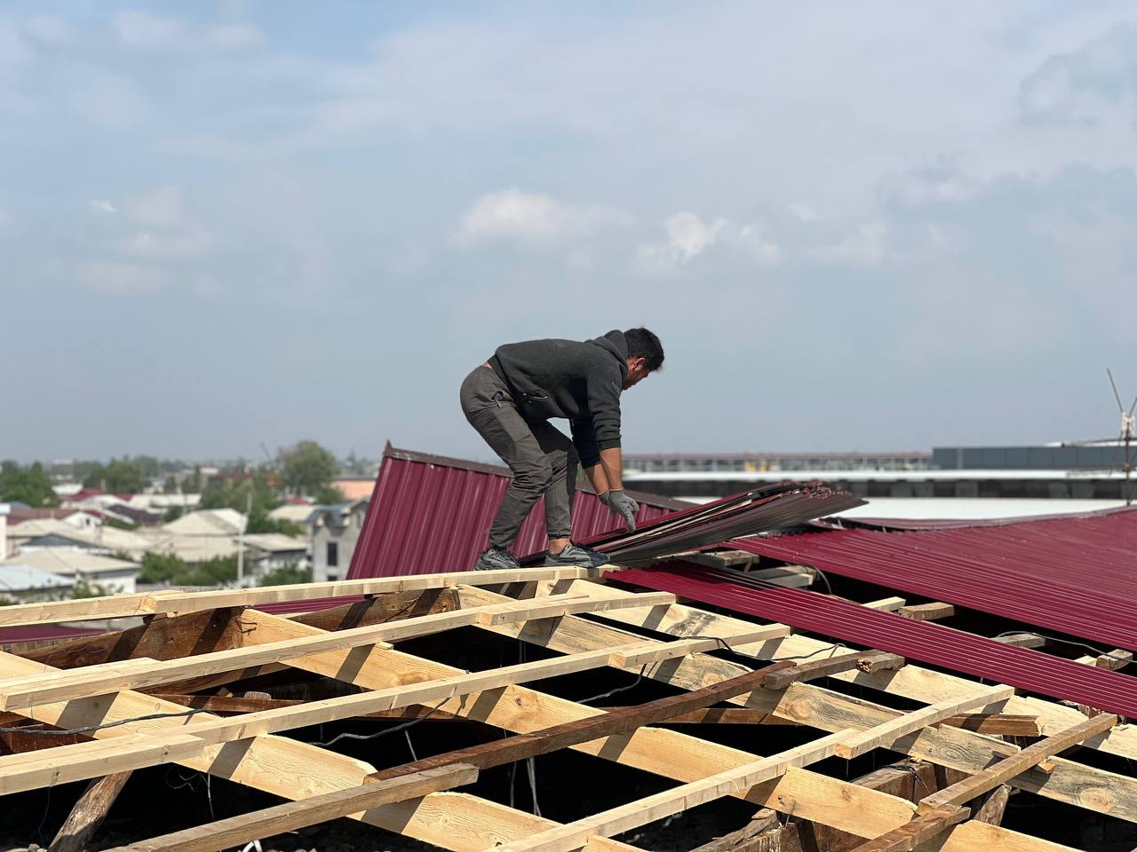 В Ташкенте ветер сорвал крышу одного из домов