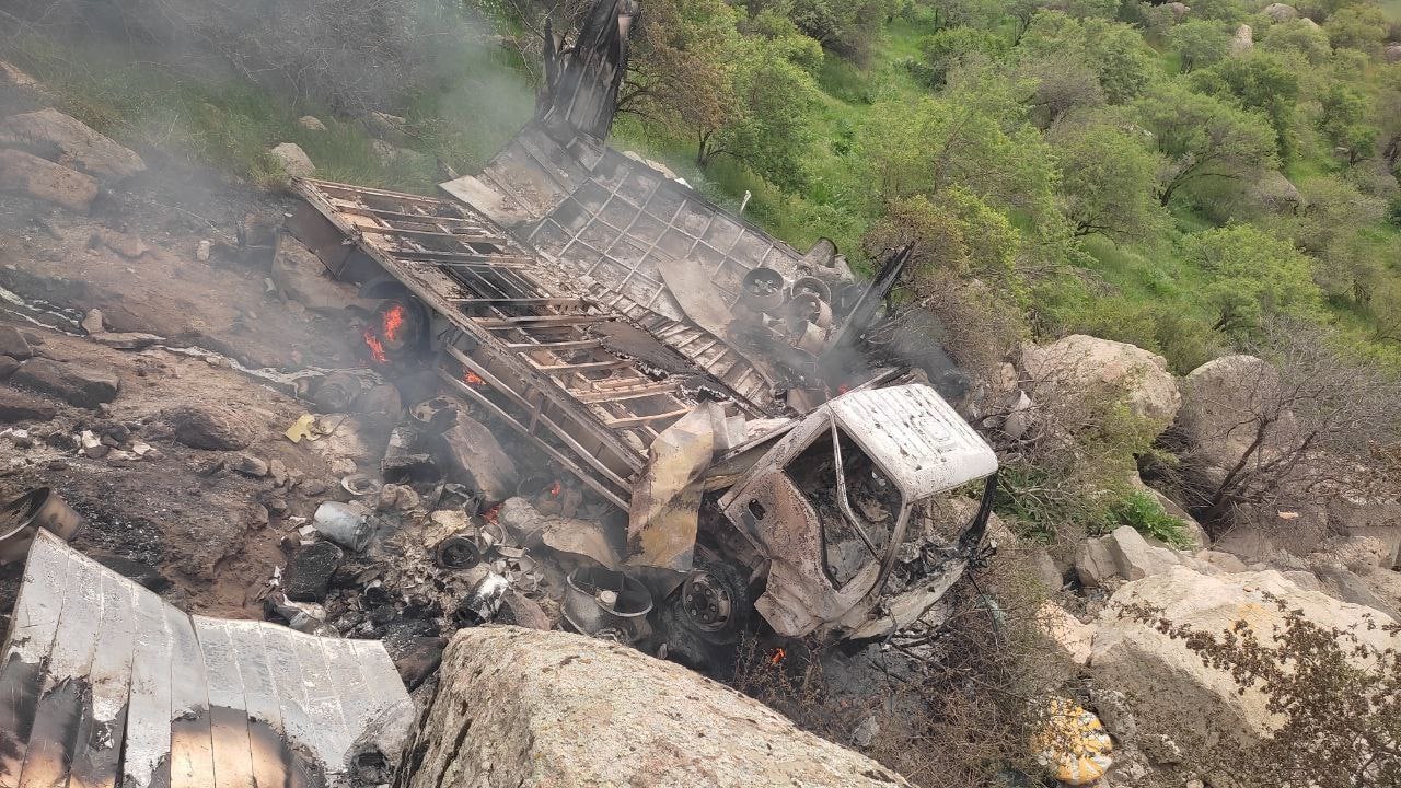 На перевале Тахтакорача грузовик вылетел с дороги и загорелся — видео