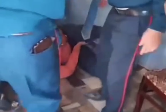 В Андижане местные жители устроили драку с правоохранителями в РОВД — видео