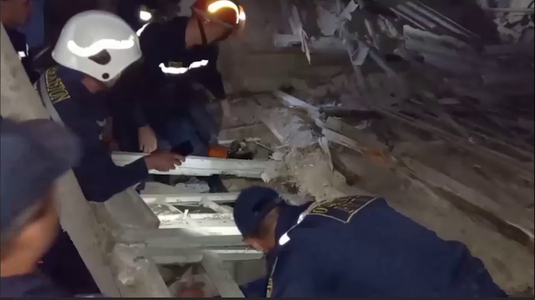 В Фергане крыша дома рухнула на людей — видео