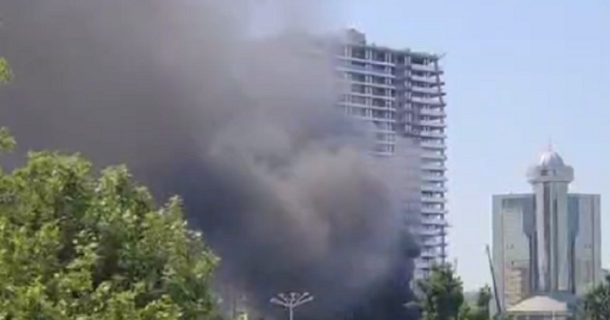 В центре Ташкента загорелась «кривая новостройка» — видео