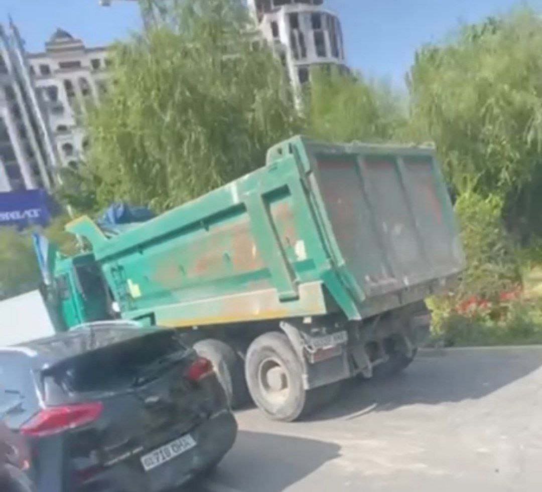 В Ташкенте из-за отказа тормозов у грузовика произошло крупное ДТП: столкнулись более десяти автомобилей