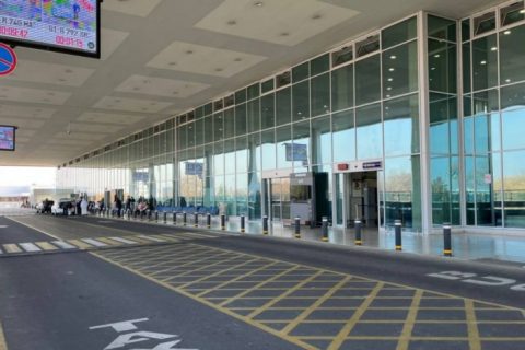 В Узбекистане подъезжать к терминалам аэропортов разрешили только такси
