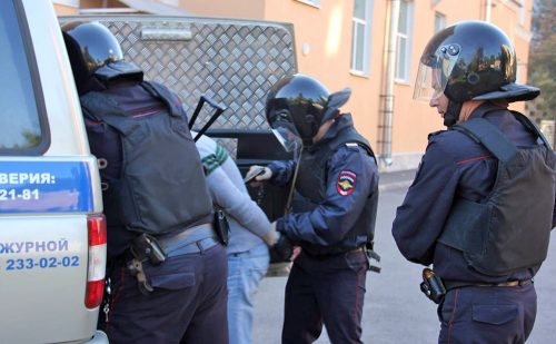 В Москве три мигранта из Узбекистана устроили драку: одного из них ударили ножом