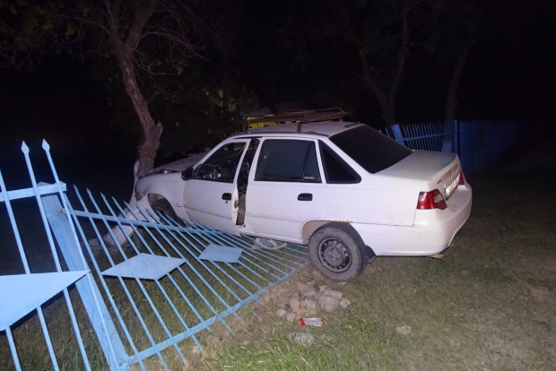 В Гулистане подросток угнал автомобиль и врезался в забор школы