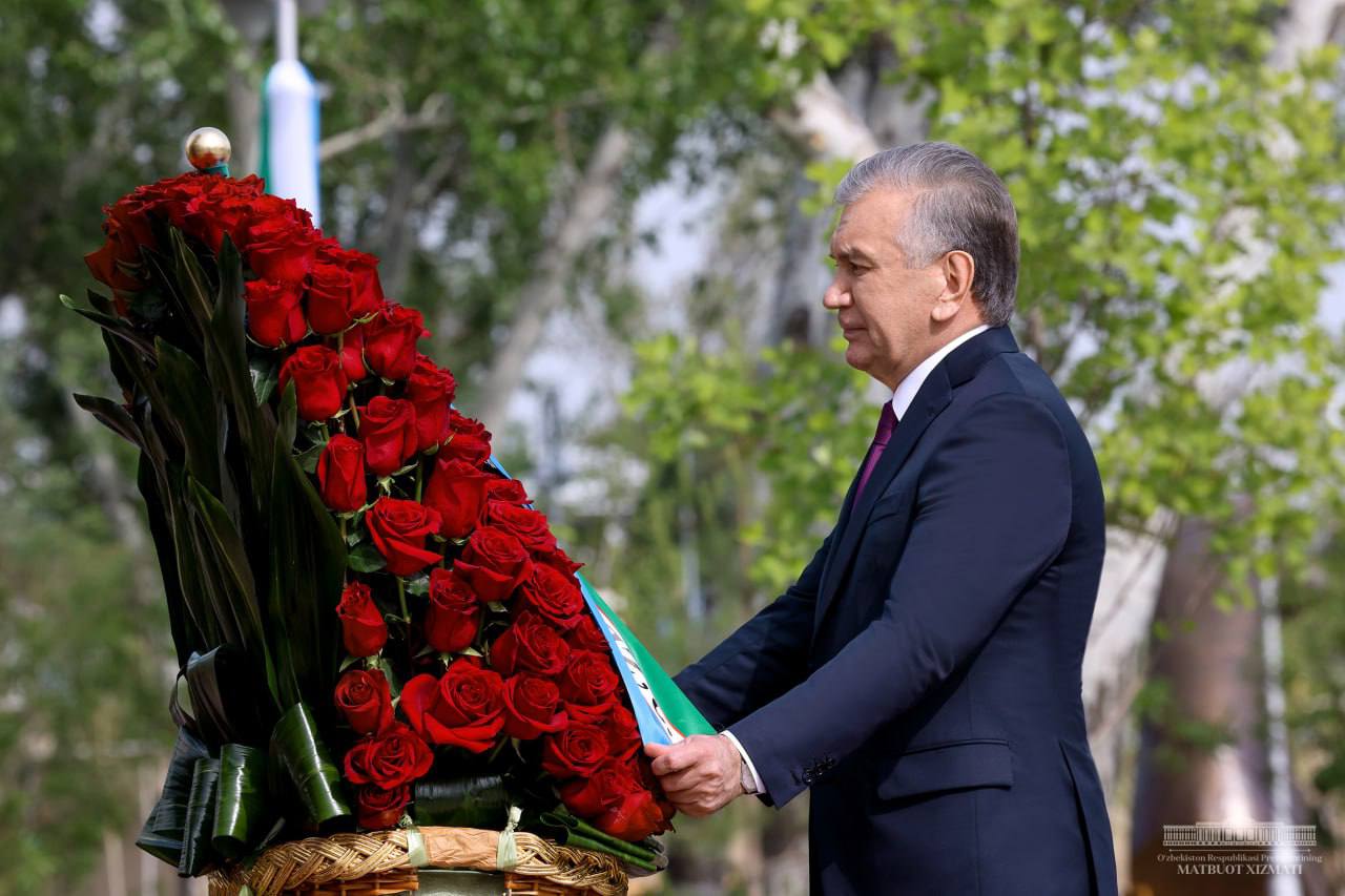 Президент возложил цветы к мемориалу «Ода стойкости»