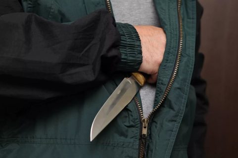 В Навои мужчина пришел в школу с ножом из-за попытки его дочери свести счеты с жизнью