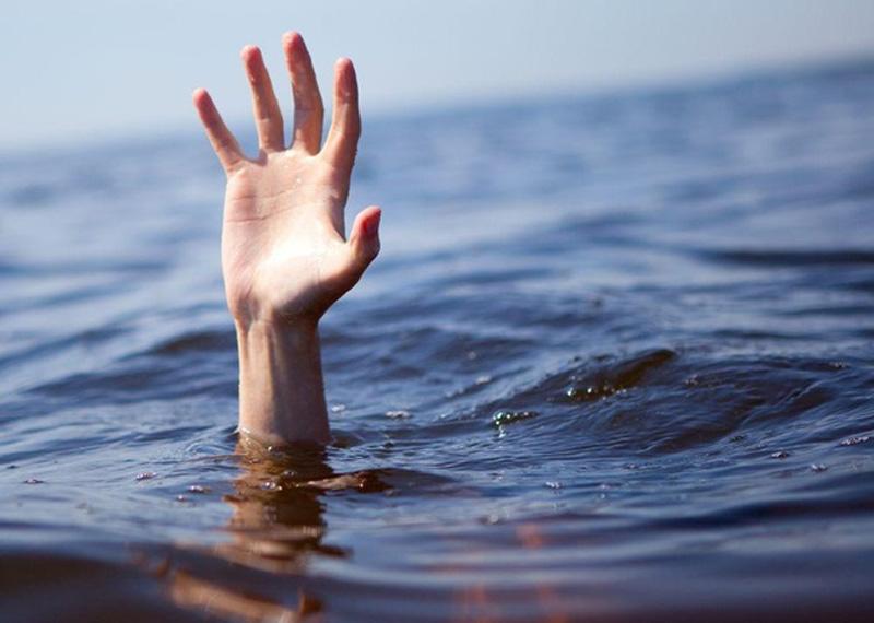 Молодой парень утонул при попытке спасти девушку