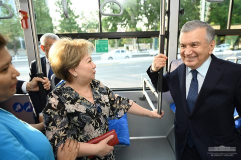 Шавкат Мирзиёев проехался в автобусе и поговорил с пассажирами