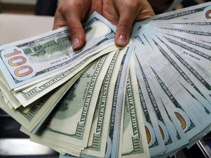 В Ташкенте преступники пытались продать фальшивые доллары за десятки миллионов сумов